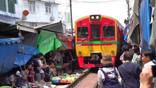Markt in Mae Klong mit Zug